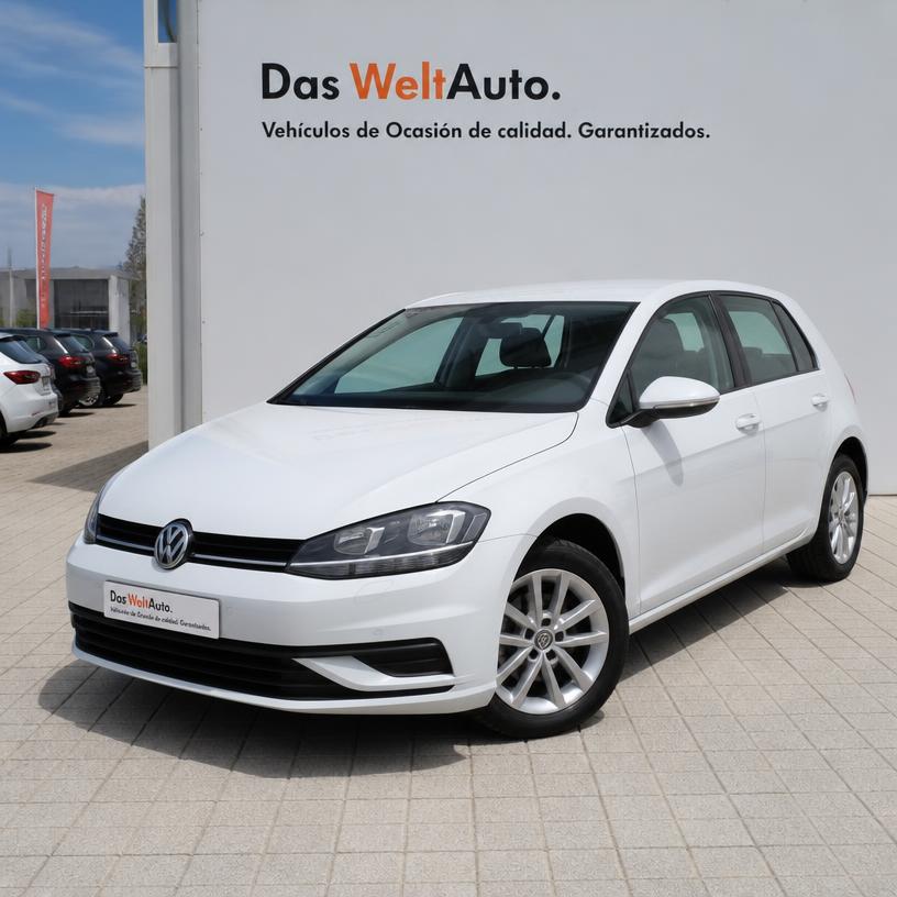 Volkswagen Golf 1.4 TDI blanco en una explanada de venta